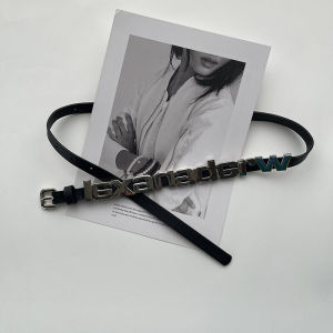 เข็มขัดตกแต่งหนังสีดำสำหรับผู้หญิง เข็มขัดโลหะตัวอักษรแฟชั่น เข็มขัดหนัง PU สำหรับใส่กับกางเกงยีนส์ ดีไซน์เก๋ไก๋และทันสมัย