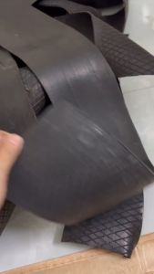 Tấm cao su bọc đế giày bị mòn bằng lốp ô tô