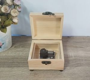 กล่องดนตรีไขลาน Sankyo สำหรับกล่องเหลี่ยมไม้สน, ราคาที่ถูกต้อง ปริ้นรูปใส่ที่ฝากล่อง ราคาส่งรูป สูงสุดคือ ฿1,600