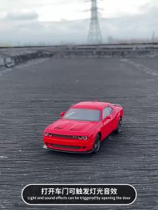 JKM จำลอง 1:32 โมเดลรถ Dodge Challenger รถของเล่นโลหะผสมเด็กบังคับเลี้ยวโช้คอัพโมเดลรถจำลอง