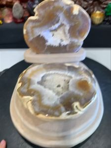 jubaopen natural raw with white natural skin 原矿💯天然玛瑙聚宝盆 黄白玛瑙搭 盆里白水晶+二次结晶白玛瑙+三次结晶闪晶满天星白水晶闪亮美丽👍 (特制实木底座、底座会喷上黑漆)  整体高total height: 20cm 底座宽width with base: 19x22cm 总重total weight: 2.95kg 玛瑙宽raw width: 14.5cm 洞深hole: 2.5cm 净重raw weight: 2.2kg