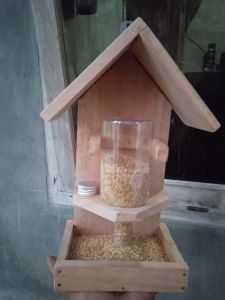 TEMPAT PAKAN BURUNG DI KANDANG TERNAK DAN AVIARY