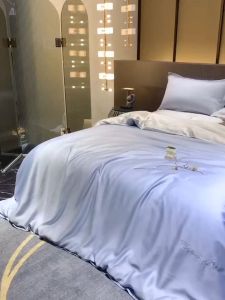 Ga giường phi lụa (lụa silk ) Lamiti hàng loại 1 giá tận xưởng bao bì đẹp chất mát mềm mịn - tím khoai môn phối bạc kim