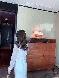 Cardigan áo khoác len lưới mỏng không khuy bo tay dáng ngắn corptop mix với áo váy 2 dây thời trang hot trend mua Thu 2023