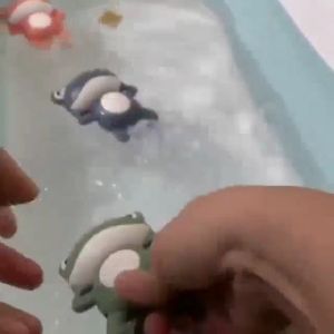 ( BISA COD ) PROMO Mainan Katak Kodok Berenang Bergerak Dalam Air baby bath toys mainan mandi anak bayi tanpa baterai