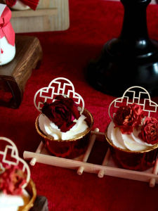 Chinese Style Wedding Cake Decoration Iron Art Engagement Sweet Dessert Display Stand Bride And Groom Characters Donut Holder