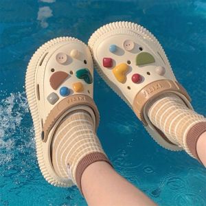 รองเท้าแตะพื้นนุ่มแบบสวมสำหรับผู้หญิงในช่วงฤดูร้อนปี 2023 รองเท้าแตะชายหาดแบบสวมครึ่งนิ้วแบบสวมครึ่งนิ้ว สไตล์ลำลอง พื้นยาง