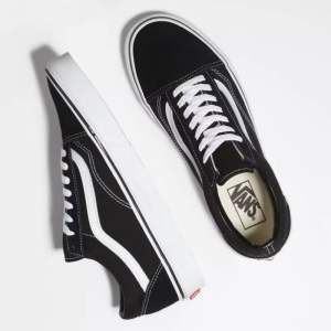 BIG SALE ! Sepatu Pria dan wanita Black White