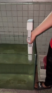 สินค้าใหม่ปืนฉีดน้ําไฟฟ้า Water-Splashing ปืนประหยัดน้ําสระว่ายน้ําปาร์ตี้ปืนฉีดน้ําปืน Burst Induction Self-Absorbing Pulse น้ํา