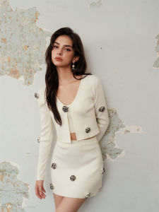 Pure Knitted มินิเดรส สีขาว สลิมฟิต ชุดสามชิ้นสําหรับผู้หญิง ฤดูใบไม้ผลิ 2024 ทันสมัย โพลีเอสเตอร์ สั้น กางเกง Ensemble