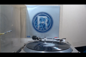 1 แผ่นเสียง 12นิ้ว r63 วุท วอนซะแล้ว 3เพลง แผ่นVG++ริ้วรอยบาง เสียงรบกวนนิดหน่อยไม่มีรอยลึก แผ่นล้างสะอาดแล้ว ปกลอกVG++มีตำหนิขอบนิดหน่อย ขอบไม่ขาด สันไม่ทะลุ