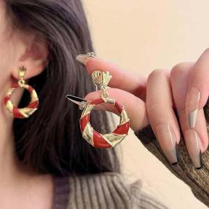 Elegant Red Striped Geometric Earrings Fashionable Personality French High-End Sensation Mosquito Coil Tray No Piercing Clip-Ons for Women