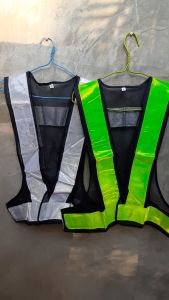 เสื้อสะท้อนแสง เสื้อเซฟตี้ เสื้อเพื่อความปลอดภัยตอนกลางคืน โปร่ง เบา ใส่ง่าย ฟรีไซส์ สีเหลืองและสีขาว (สีขาวมีตำหนิ สีจากตะเข็บเสื้อซึมเปื้อนแถบสะท้อนแสง) ตีนตุ๊กแกใส่ง่ายและรวดเร็ว ยึดเกาะดี