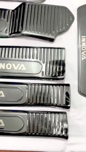 Ốp Bậc Cửa Nẹp Bước Chân Xe Toyota Innova 2024 Form Mới Mẫu Vân Titan Cao Cấp Trang Bị Sẵn Keo Dán 3M