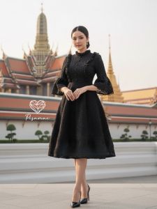 PISAMAI เดรสสีดำ แขนกระดิ่ง กระโปรงบาน