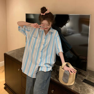 เสื้อเชิ้ตผู้หญิงแขนสั้นหลวมลายทางสไตล์เกาหลีฤดูร้อน ทรงหลวม ทรงปกติ กระดุม กระเป๋า ผ้าฝ้ายผสม แขนสั้น คอโปโล เสื้อเชิ้ต