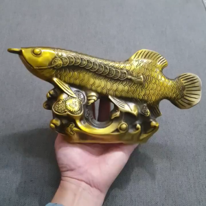 Tượng cá rồng phong thuỷ ngậm tiền chất liệu bằng đồng vàng MS1050