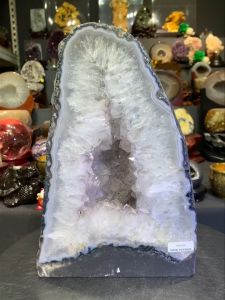 tranparent crystal geode 💯天然紫晶洞 晶牙冰糖般透 紫晶都生长在晶牙尖角处👍 边部波浪🌊玛瑙+绿幽灵 (如定制实木底座另加RM60)👈🏻optional pls pm 高height: 29cm 宽width: 19cm x 15cm 洞hole: 2.5cm 重weight: 9.8kg 📍Johor Bahru 区可自行取货或邮寄服务
