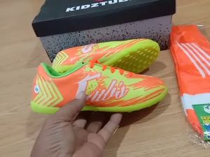 KIDZTUBS Sepatu Futsal Anak Paket Komplit Sepatu Futsal Tas Skin Deker Kaos Kaki Usia 6-10 Tahun Size 28 29 30 31 32 33 34 35 36 37 KDZ1619011525