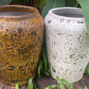 กระถางดินเผาทรงไหเล็ก สีวินเทจเก่า ๆ ขนาด 20 x 24 cm. และขนาดกลาง ขนาด 23 x 30 cm.