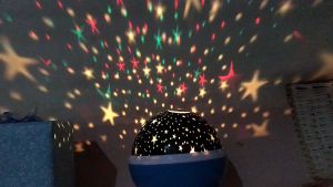 LED แบบหมุนได้ โคมไฟกลางคืน โคมไฟโรแมนติก ไฟหัวเตียง ลายดวงดาว แบบสำนักงานที่บ้าน ไฟกลางคืน ไฟปาตี้ ไฟหลายสีสลับ กลางคืน