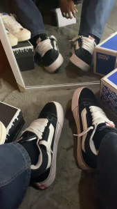 Sepatu Sneakers Gemuk vns Knu Skool Black and White Sneakers for Men and Women Knu hitam lis putih