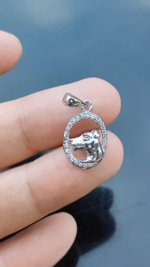 จี้พลอยเพทาย สีขาว ( White Zircon) ตัวเรือนเงินแท้ 92.5% ชุบทองคำขาวพลอยเพทายสีขาวเป็นอัญมณีธรรมชาติที่มีความแวววาวและใ