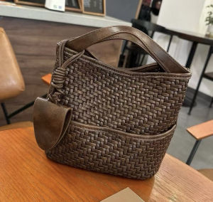 2025 New Fashion Versatile Single Shoulder Bucket Bag Woven Design Small Niche Design Crossbody Bag for Young Casual Use