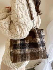 กระเป๋าสะพายไหล่ผ้าขนสัตว์ลายสก็อตขนาดใหญ่สำหรับผู้หญิง กระเป๋าถือทรง Tote แบบลำลองสำหรับเดินทาง ปิดด้วยแม่เหล็ก กระเป๋าสะพายไหล่แบบลำลอง