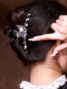 กิ๊บติดผมทรงฉลามสองด้านระดับไฮเอนด์ 2024 กิ๊บติดผมแบบหนีบหัวหลังสไตล์สัมผัสหรูหรา เครื่องประดับผมแฟชั่น