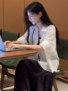 เสื้อเชิ้ตแขนยาวสีขาวหรูหราสำหรับผู้หญิง ฤดูใบไม้ร่วงปี 2024 เสื้อเชิ้ตทรงหลวมสไตล์เกาหลี ดีไซน์เก๋ไก๋ สไตล์ลำลอง