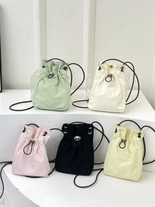 กระเป๋าสะพายข้างผ้าไนลอนลำลองสำหรับผู้หญิง กระเป๋าสะพายข้างทรงถังแบบสะพายไหล่เดียว กระเป๋าใส่โทรศัพท์มือถือ กระเป๋าสะพายข้างแบบอเนกประสงค์สำหรับฤดูร้อนปี 2024