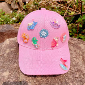 หมวกเบสบอลปีกกว้างแบบพิเศษสำหรับเด็กผู้หญิง หมวกทรงปากเป็ดป้องกันแสงแดดและป้องกันรังสียูวี หมวกฤดูใบไม้ผลิฤดูร้อนฤดูใบไม้ร่วง หมวกทรงปากเป็ดลายปรัชญารูปตุ๊กตาสามมิเตอร์