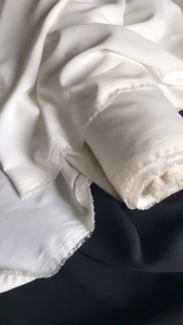 Vải Lụa Chéo Trượt Màu Trắng Mềm Mượt Rũ Dày Vừa - Khổ 1m5 - May Bộ Áo Dài