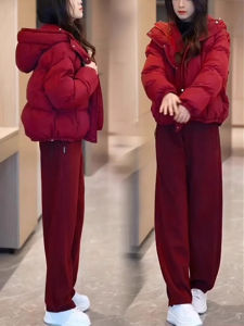 เสื้อแจ็คเก็ตผ้าฝ้ายสีแดงมีฮู้ดสำหรับผู้หญิง ทรงหลวม แขนยาว ปกติ ฤดูหนาว 2024 แฟชั่นฤดูหนาว เสื้อคลุมกันหนาวแบบอบอุ่น