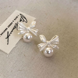 Elegant Sweet Butterfly Knot Pearl Earrings for Women Fashionable Luxury Minimalist Design High-End Feelings Fashion Jewelry