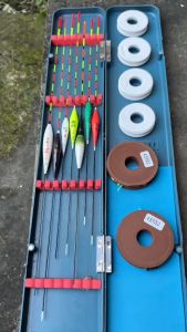 HỘP PHAO XANH KÈM 76 PHAO NGÀY 1 PHAO ĐÊM PHAO NA NO CÂU CHÉP RÔ KÈM 2 TRỤC BUỘC SẴN