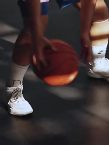 Adult size 7 basketball. Youth indoor and outdoor cement wear-resistant high-elastic PU basketball.