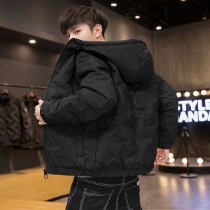 เสื้อแจ็คเก็ตผ้าฝ้ายแบบมีฮู้ดสำหรับผู้ชาย ทรงหลวม ขนเป็ดหนา อบอุ่น ฤดูหนาว เสื้อคลุมกันหนาวแบบลำลอง ทรงหลวม สไตล์ใหม่ 2025