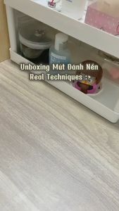 Mút Trang Điểm Real Techniques Có Hộp Đựng Tán Nền Mịn Hơn