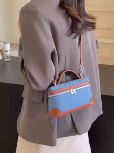 Tas Selempang Fashion Wanita Elegant - Korean Style Handbag dengan Sentuhan Simple dan Stylish