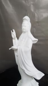 Tượng Quan Âm Bồ Tát đứng màu trắng cao 38cm.