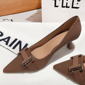 รองเท้าส้นสูงหัวแหลมสไตล์เกาหลีสำหรับผู้หญิง ฤดูใบไม้ร่วง 2025 รองเท้าส้นเดี่ยวแบบสวมหัวแหลมไม่ลื่น หัวเข็มขัดโลหะ รองเท้าส้นสูงแบบสวมสบาย