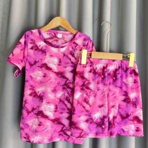 ชุดเด็ก ลายมัดย้อม ลายสงกรานต์ แขนสั้นขาสั้น ผ้าไมโคร นิ่มบางเบาใส่สบายสีสดซักง่ายสีไม่ตก(ส+ส)มัดย้อมสีสดใส