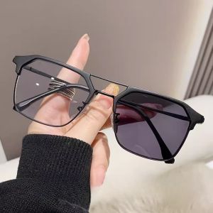 Kính Mắt Chống Bức Xạ Đổi Màu Cho Nữ Gọng Vuông Kim Loại Chuyển Sắc Tròng Kính Polycarbonate UV400 Kiểu Dáng Thời Trang