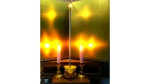T10ชุดธูปเทียนไฟฟ้า 1 ดอกLEDไร้ควันพร้อมฐานรอง ใช้วางหน้ารูป หน้าหีบศพแสดงความไว้อาลัยแด่ผู้วายชนม์