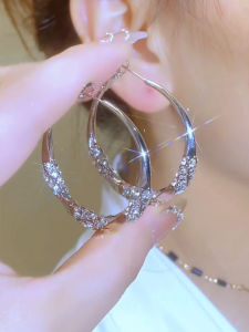 Fashionable Silver Needle Hoops Earrings Womens Stylish Elegant Versatile High-End Feeling Large Ear Cuff Trendy Jewelry