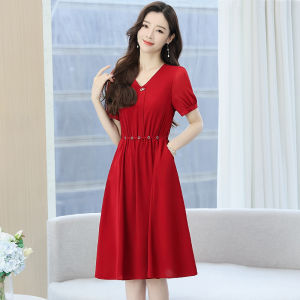 ชุดเดรสไหมสีแดงหรูหราสำหรับผู้หญิง ฤดูร้อน 2024 กระโปรงทรงเอเอวสูง แขนสั้น ปกติ กระโปรงยาวปานกลาง คอวี ซิป