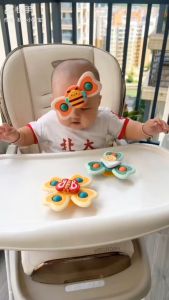 Bộ Đồ Chơi Con Quay Dán Tường Hình Thú Đáng Yêu