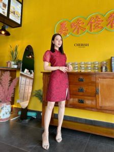 เห็นแล้วอยากกรี๊ดดด น้องสวยทุกมิติ มินิเดรสทรงกี่เพ้า เนื้อผ้ามีเท็กเจอร์ในตัว  แขนผ้าแก้ว ทางร้านใช้แบบไม่คันนะคะ งานซิปหลัง ซับในอย่างดี จัดมาให้ 2 สี เอฟด่วนๆ ตรุษจีนหยิบมาใส่ไปรับอั่งเปาตั่วๆไก้ คุ้มเกินคุ้มคร่าาา